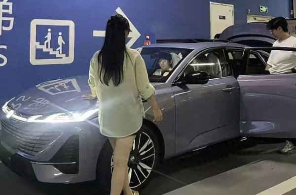配资网上炒股配资平台 新款长安逸动实车现身，外观很帅气，配发光车标+电动尾翼